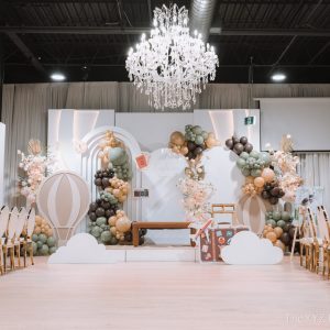 Elegant wedding decor with balloons.